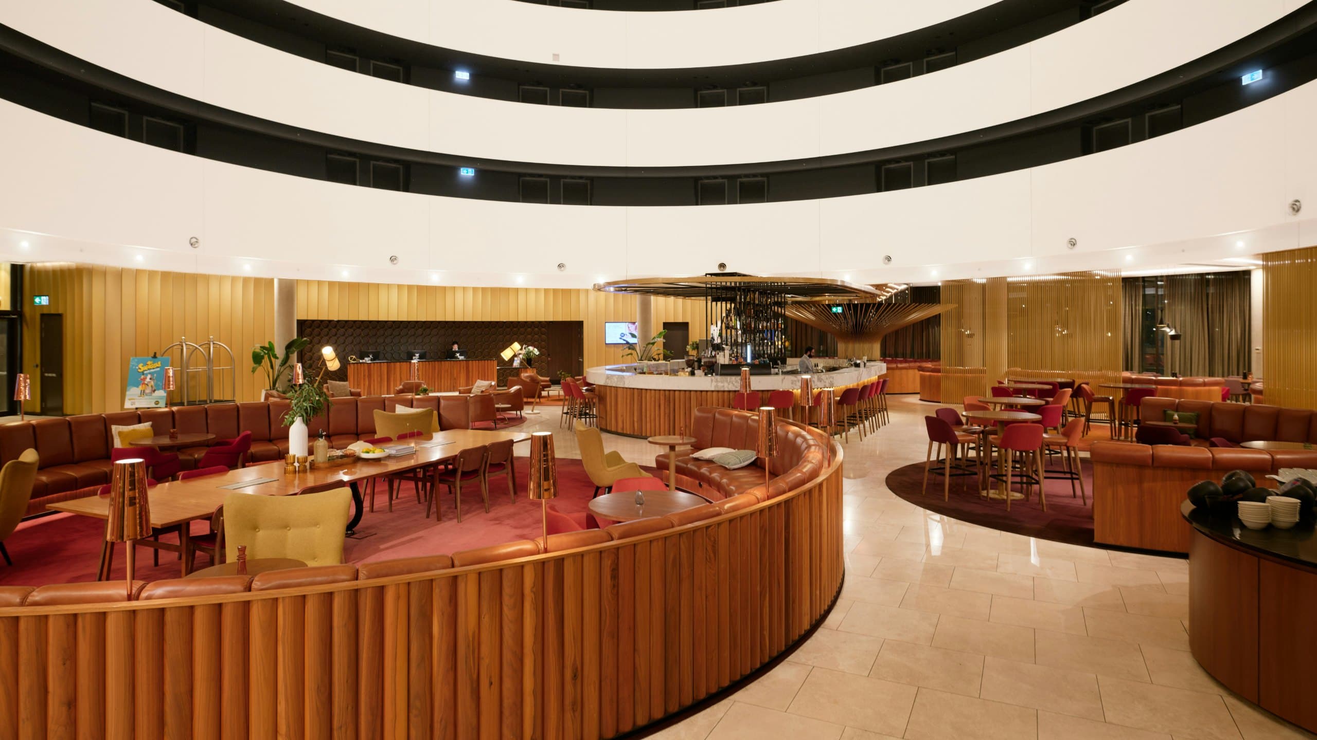 Atrium d'un hôtel contemporain