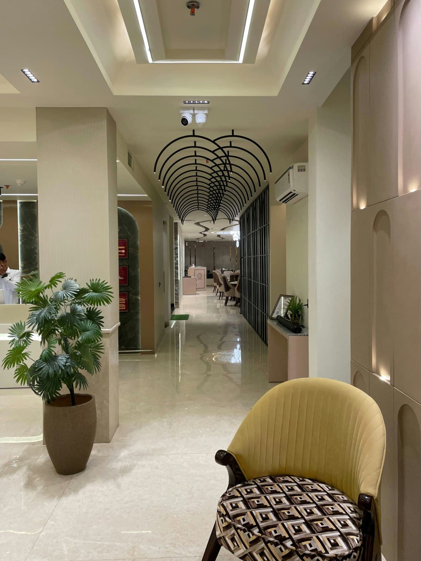 Couloir d'étage d'un hôtel contemporain
