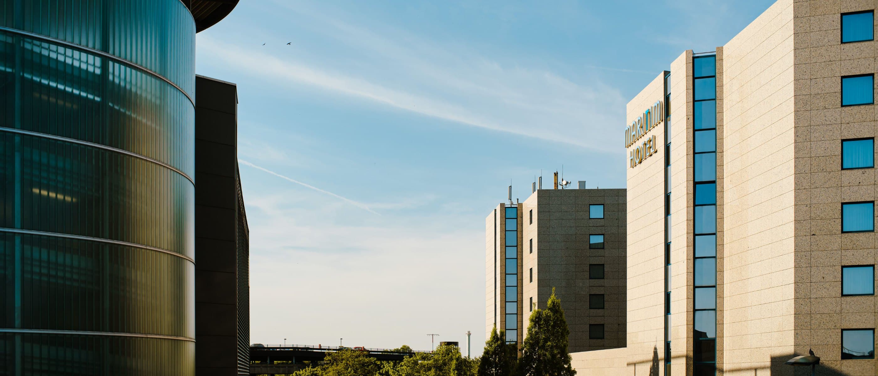 Façades hôtelières au lever du jour