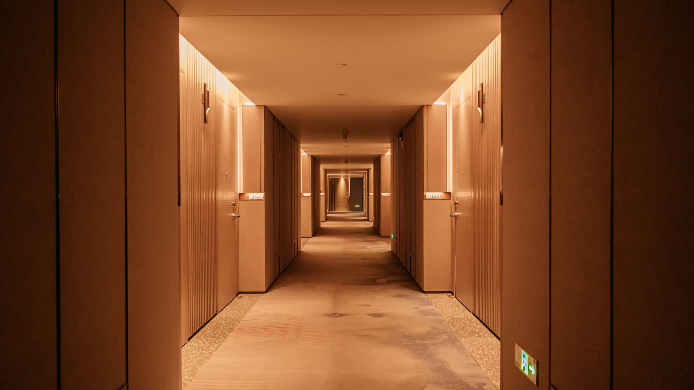 Étage d'hôtel, perspective de couloir