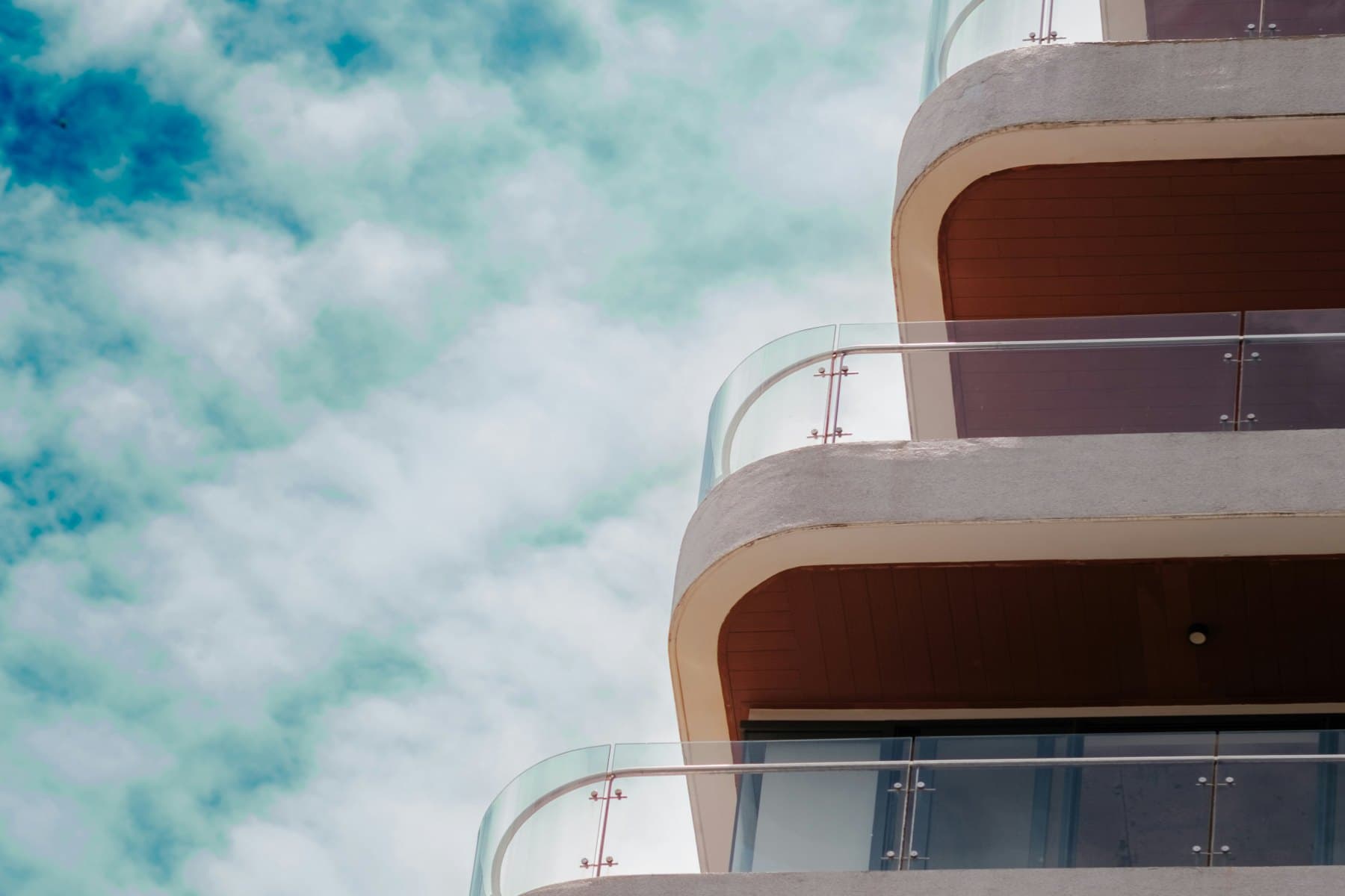 Façade et balcons d'un établissement hôtelier